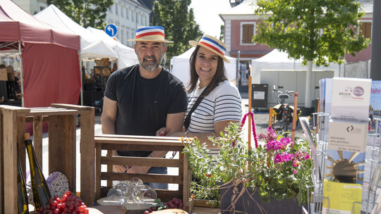 Dieses Paar war aus Montabaur nach Neuwied gekommen – der französische Markt hat Anziehungskraft. Dieses Paar war aus Montabaur nach Neuwied gekommen – der französische Markt hat Anziehungskraft.
