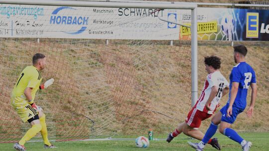 Lukas Stallbaum drückt die Kugel zum 1:1-Ausgelich für den SC Idar-Oberstein über die Linie. Lukas Stallbaum drückt die Kugel zum 1:1-Ausgelich für den SC Idar-Oberstein über die Linie.