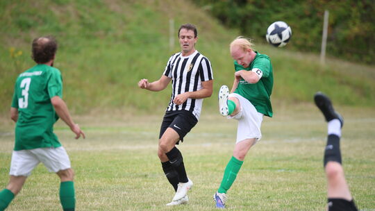Der Hintertiefenbacher Kapitän Marvin Schulz klärt vor Bärenbachs Spielertrainer Johannes Mudrich mit einem Befreiungsschlag. Di Der Hintertiefenbacher Kapitän Marvin Schulz klärt vor Bärenbachs Spielertrainer Johannes Mudrich mit einem Befreiungsschlag. Di