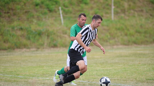 Der FC Bärenbach (gestreifte Trikots) gewann in Runde eins in Hintertiefenbach und gastiert in Runde zwei beim VfL Weierbach. Der FC Bärenbach (gestreifte Trikots) gewann in Runde eins in Hintertiefenbach und gastiert in Runde zwei beim VfL Weierbach.