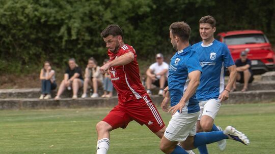 Dynamisch: Der Simmertaler Ricardo Ridder (rotes Trikot) treibt den Ball beim Pokalsieg über den TSV Bockenau nach vorne. Dynamisch: Der Simmertaler Ricardo Ridder (rotes Trikot) treibt den Ball beim Pokalsieg über den TSV Bockenau nach vorne.