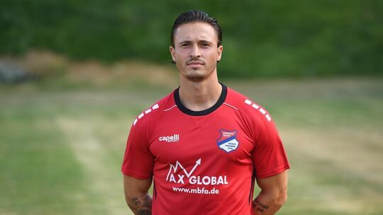 Neuzugang Daniele Parisi, der schon einmal für die Eisbachtaler Sportfreunde auflief, konnte kurz nach Wiederbeginn nur mit eine Neuzugang Daniele Parisi, der schon einmal für die Eisbachtaler Sportfreunde auflief, konnte kurz nach Wiederbeginn nur mit eine