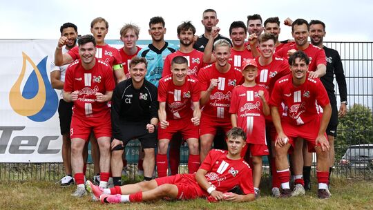 Die SG Malberg bejubelt die Titelverteidigung beim 13. EnWaTec-Cup des SSV Hattert nach einem 5:2-Finalsieg gegen die SG Alpenro Die SG Malberg bejubelt die Titelverteidigung beim 13. EnWaTec-Cup des SSV Hattert nach einem 5:2-Finalsieg gegen die SG Alpenro