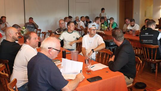 Arbeitsatmosphäre anlässlich des Staffeltages in Rettert. Viele ehrenamtliche Fußballfunktionäre kümmern sich gerade organisator Arbeitsatmosphäre anlässlich des Staffeltages in Rettert. Viele ehrenamtliche Fußballfunktionäre kümmern sich gerade organisator