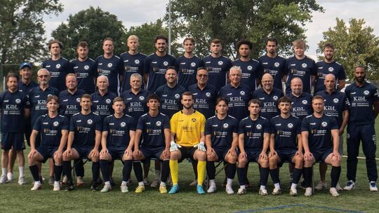 Spieler und Umfeld packen beim TuS Hackenheim gemeinsam an und posieren auch gemeinsam auf dem Mannschaftsfoto mit (hinten von l Spieler und Umfeld packen beim TuS Hackenheim gemeinsam an und posieren auch gemeinsam auf dem Mannschaftsfoto mit (hinten von l