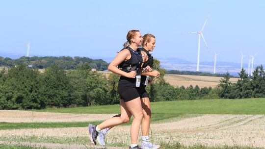 Nicht nur tiefe Täler, auch Ausblicke über die Hunsrückhöhen gibt es beim HuBuT zu bestaunen. 600 Athleten machen am Sonntag bei Nicht nur tiefe Täler, auch Ausblicke über die Hunsrückhöhen gibt es beim HuBuT zu bestaunen. 600 Athleten machen am Sonntag bei