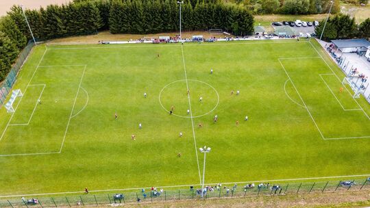 Das Schmuckstück des FC Peterswald-Löffelscheid: Im Jahr 2020 wich der Hartplatz einem Rasen, dem „grünen Teppich vom Hunsrück“, Das Schmuckstück des FC Peterswald-Löffelscheid: Im Jahr 2020 wich der Hartplatz einem Rasen, dem „grünen Teppich vom Hunsrück“,