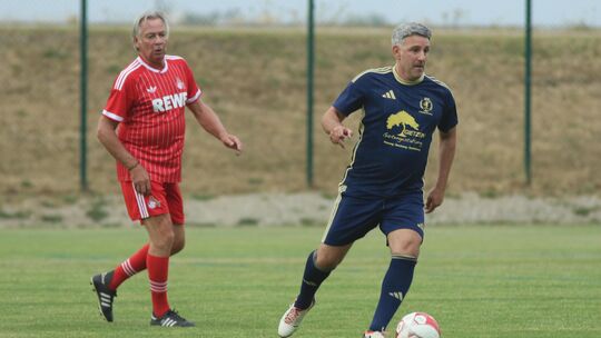 Ex-Nationalspieler Stephan Engels (links) kam mit der Traditionsmannschaft des 1. FC Köln zum 100. Geburtstag des FC Peterswald- Ex-Nationalspieler Stephan Engels (links) kam mit der Traditionsmannschaft des 1. FC Köln zum 100. Geburtstag des FC Peterswald-