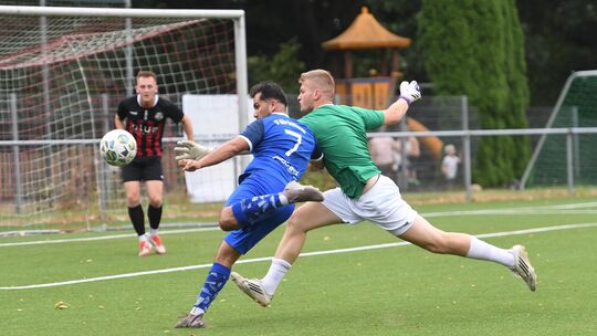 Tore wollten nicht schauen, einige brenzlige Strafraumszenen gab aber schon. Hier legt sich Rennerods Keeper Sven Melbaum (recht Tore wollten nicht schauen, einige brenzlige Strafraumszenen gab aber schon. Hier legt sich Rennerods Keeper Sven Melbaum (recht