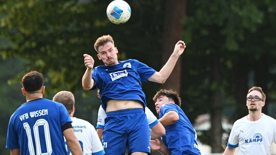 Der VfB Wissen (beim Kopfball Tim Leidig) ließ gegen die SG Müschenbach/Hachenburg nichts anbrennen und feiert einen klaren 6:0- Der VfB Wissen (beim Kopfball Tim Leidig) ließ gegen die SG Müschenbach/Hachenburg nichts anbrennen und feiert einen klaren 6:0-