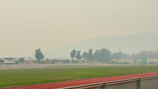 Gegen 16 Uhr wurde es düster auf der Anlage in Wittlich. Die Auswirkungen eines Großbrandes sorgten dafür, dass die Partie zwisc Gegen 16 Uhr wurde es düster auf der Anlage in Wittlich. Die Auswirkungen eines Großbrandes sorgten dafür, dass die Partie zwisc
