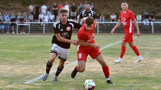Paul Marzi (am Ball) erhöhte zehn Minuten nach der Pause mit seinem überlegten Schuss aus zehn Metern auf 2:0 für die SG Augst u Paul Marzi (am Ball) erhöhte zehn Minuten nach der Pause mit seinem überlegten Schuss aus zehn Metern auf 2:0 für die SG Augst u