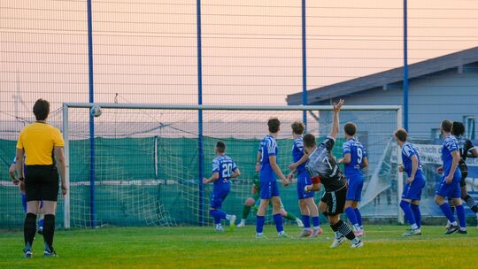 Per Freistoß befördert Mendigs Kapitän Matthias Wengenroth (Nr. 7) den Ball zum 1:0 aus Sicht der Gäste in das Tor. Per Freistoß befördert Mendigs Kapitän Matthias Wengenroth (Nr. 7) den Ball zum 1:0 aus Sicht der Gäste in das Tor.