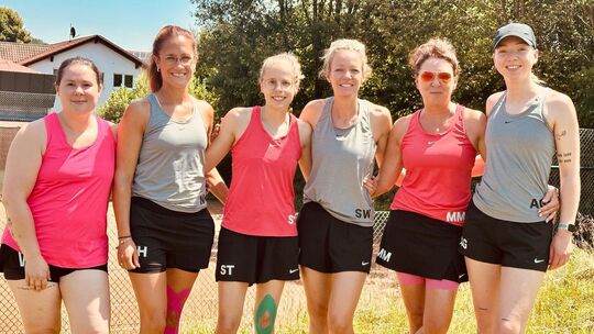 Das Frauenteam des TC Hoppstädten-Weiersbach sicherte ssich die Meistersschaft und den Aufstieg. Für den Erfolg sorgten (von lin Das Frauenteam des TC Hoppstädten-Weiersbach sicherte ssich die Meistersschaft und den Aufstieg. Für den Erfolg sorgten (von lin