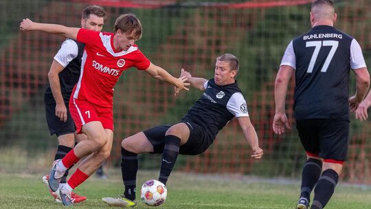 Hat zu seiner alten Treffsicherheit und Durchsetzungskraft zurückgefunden: Simon Scherer, Goalgetter der SG Hüffelsheim (rotes T Hat zu seiner alten Treffsicherheit und Durchsetzungskraft zurückgefunden: Simon Scherer, Goalgetter der SG Hüffelsheim (rotes T