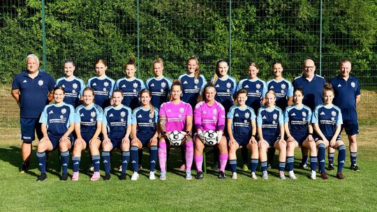 Die Mannschaft des 1. FFC Montabaur, hinten von links: Trainer Timo Kluger, Estelle Marzi, Emilia Hartmann, Zita Lauer, Marie Fi Die Mannschaft des 1. FFC Montabaur, hinten von links: Trainer Timo Kluger, Estelle Marzi, Emilia Hartmann, Zita Lauer, Marie Fi