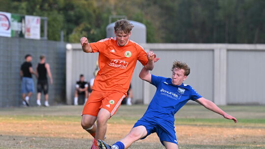 Niederroßbachs Lasse Elias Theis (in Orange im Zweikampf mit Weitefelds Benjamin Becker) und seine Mitspieler werden sich auch i Niederroßbachs Lasse Elias Theis (in Orange im Zweikampf mit Weitefelds Benjamin Becker) und seine Mitspieler werden sich auch i