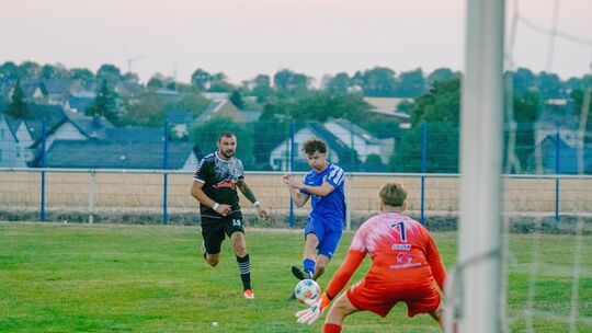 Nur einmal musste der Mendiger Torwart Nico Fogolin (in Rot) im Spiel bei der SG Maifeld-Elztal hinter sich greifen, am Ende gew Nur einmal musste der Mendiger Torwart Nico Fogolin (in Rot) im Spiel bei der SG Maifeld-Elztal hinter sich greifen, am Ende gew