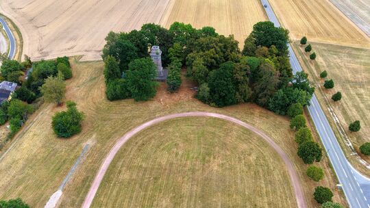 Das Rochusfeld in Sargenroth mit Blickrichtung zum 1902 erbauten Bismarckturm: Das Grün mit der Laufbahn und den Sprunggruben is Das Rochusfeld in Sargenroth mit Blickrichtung zum 1902 erbauten Bismarckturm: Das Grün mit der Laufbahn und den Sprunggruben is