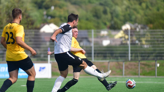 Niclas Harz (weißes Trikot) schießt die Walporzheimer zum 1:0 Führungstreffer und kann sich am Ende mit seiner Mannschaft über e Niclas Harz (weißes Trikot) schießt die Walporzheimer zum 1:0 Führungstreffer und kann sich am Ende mit seiner Mannschaft über e