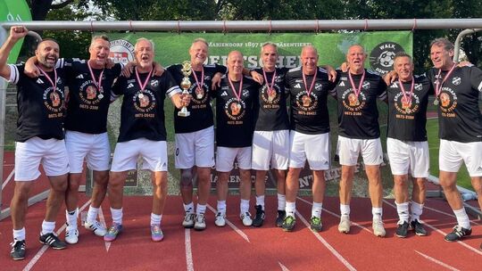 So sehen Champions aus: Die SG Weinsheim mit (von links) Tuncer Köken, Jens Spachtholz, Kapitän Gregor Lind, Wolfgang Zimmermann So sehen Champions aus: Die SG Weinsheim mit (von links) Tuncer Köken, Jens Spachtholz, Kapitän Gregor Lind, Wolfgang Zimmermann