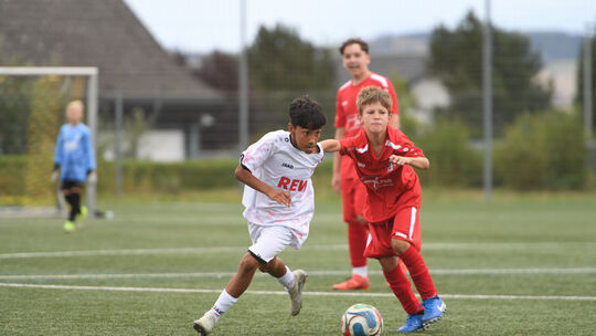 Nomen est omen: Gol Mohammad Arabzada (weißes Trikot) traf beim überzeugenden 6:0-Heimsieg der D-Jugend der JSG Lahn gegen die J Nomen est omen: Gol Mohammad Arabzada (weißes Trikot) traf beim überzeugenden 6:0-Heimsieg der D-Jugend der JSG Lahn gegen die J