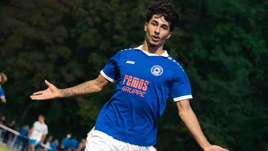 Der Mann des fünften Oberliga-Spieltags war sicherlich Evren Akahiskali, der beim 4:0 des FC Cosmos Koblenz gegen den FC Emmelsh Der Mann des fünften Oberliga-Spieltags war sicherlich Evren Akahiskali, der beim 4:0 des FC Cosmos Koblenz gegen den FC Emmelsh