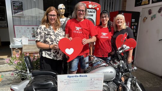 Jürgen und Jutta Berens von der Musikschmiede in Kail übergeben einen Scheck über 8000 Euro an die Fluthilfe der SWR-Herzenssach Jürgen und Jutta Berens von der Musikschmiede in Kail übergeben einen Scheck über 8000 Euro an die Fluthilfe der SWR-Herzenssach