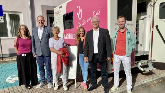 Die Mobile Arztpraxis ist vorerst zum letzten Mal in Idar-Oberstein im Einsatz: Bianca Mees (links) und Peter Bungers (rechts) b Die Mobile Arztpraxis ist vorerst zum letzten Mal in Idar-Oberstein im Einsatz: Bianca Mees (links) und Peter Bungers (rechts) b