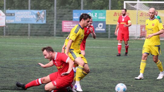 Mal wieder einen Gegner straucheln lasssen wie beim 1:0 in Mayen, das ist das Ziel der Kirchberger (in Gelb, von links mit Ferdi Mal wieder einen Gegner straucheln lasssen wie beim 1:0 in Mayen, das ist das Ziel der Kirchberger (in Gelb, von links mit Ferdi