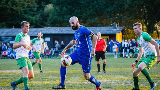 Die SG Ober Kostenz/Sargenroth (in Blau mit Patrick Kaspar) gewann das Derby bei der SG Hunsrückhöhe (von links mit Felix Schmit Die SG Ober Kostenz/Sargenroth (in Blau mit Patrick Kaspar) gewann das Derby bei der SG Hunsrückhöhe (von links mit Felix Schmit