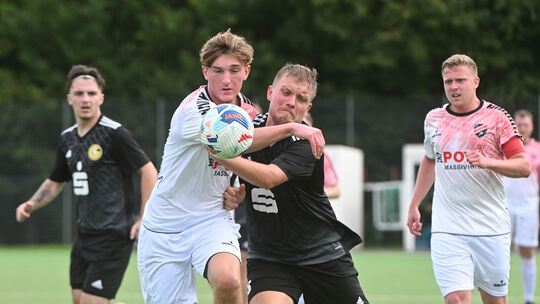 Die SG Ahrtal (vorn links mit Florian Hoffmann) setzte sich bei der Grafschafter SG (vorn links Tom Frank) 2:1 durch und empfäng Die SG Ahrtal (vorn links mit Florian Hoffmann) setzte sich bei der Grafschafter SG (vorn links Tom Frank) 2:1 durch und empfäng