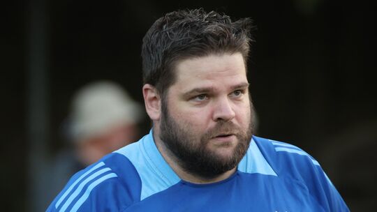 Feierte mit seinem Team den ersten Saisonsieg: Matthias Düwel, Trainer des TuS Niederbrombach. Feierte mit seinem Team den ersten Saisonsieg: Matthias Düwel, Trainer des TuS Niederbrombach.