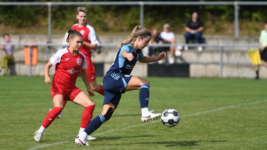 Sowohl gegen Bad Neuenahr als auch in Issel präsentierte sich der 1. FFC Montabaur (rechts Verena Weidung) in guter Verfassung u Sowohl gegen Bad Neuenahr als auch in Issel präsentierte sich der 1. FFC Montabaur (rechts Verena Weidung) in guter Verfassung u