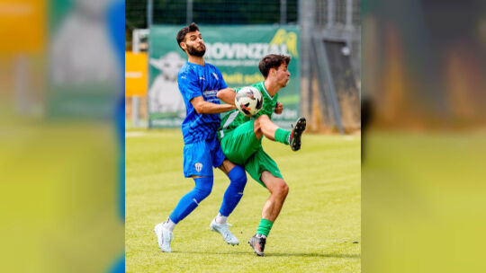 Deniz Bürü (links) und der FC Emmelshausen-Karbach II sind zurück auf dem Kunstrasen in Emmelshausen. Das erste Spiel nach der P Deniz Bürü (links) und der FC Emmelshausen-Karbach II sind zurück auf dem Kunstrasen in Emmelshausen. Das erste Spiel nach der P