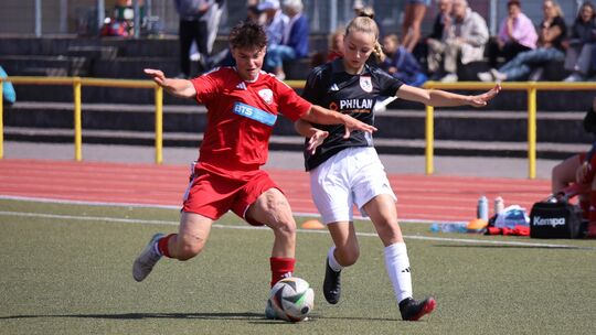 Helen Röhrig (in Schwarz-Weiß) und ihr SV Holzbach wollen den dritten Sieg im dritten Spiel, es geht zum nicht schlecht einzusch Helen Röhrig (in Schwarz-Weiß) und ihr SV Holzbach wollen den dritten Sieg im dritten Spiel, es geht zum nicht schlecht einzusch