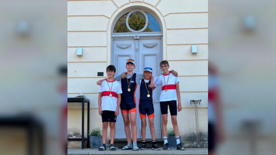 Südwestmeister im Jungen-Doppelzweier: Nils Eich und Gregor Fuchs, eingerahmt von den Zweitplatzierten Mitbewerbern aus Treis-Ka Südwestmeister im Jungen-Doppelzweier: Nils Eich und Gregor Fuchs, eingerahmt von den Zweitplatzierten Mitbewerbern aus Treis-Ka