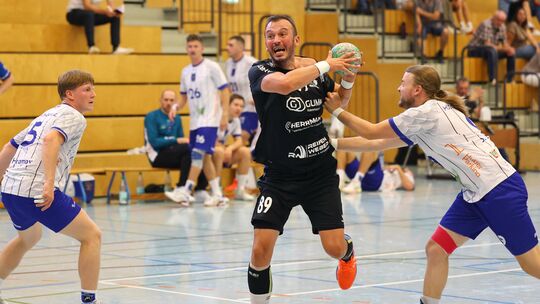 Der rumänische Ex-Profi Florin Acatrinei (am Ball) glänzte bei seinem Debüt für die HSG Hunsrück mit elf Toren beim 41:26-Sieg g Der rumänische Ex-Profi Florin Acatrinei (am Ball) glänzte bei seinem Debüt für die HSG Hunsrück mit elf Toren beim 41:26-Sieg g