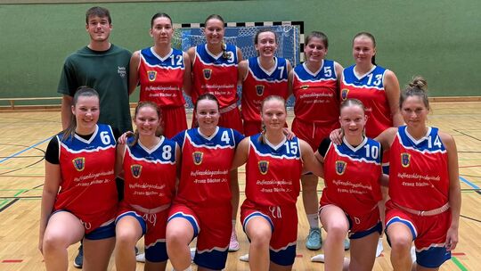 Die Oberligamannschaft der Sportfreunde Neustadt/Wied, hinten von links: Trainer Nico Krautscheid, Franziska Malcher, Olivia Lan Die Oberligamannschaft der Sportfreunde Neustadt/Wied, hinten von links: Trainer Nico Krautscheid, Franziska Malcher, Olivia Lan