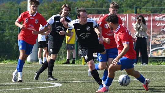 In drei Heimspielen in dieser Saison konnte die DJK Friesenhagen (Vorne in Schwarz mit Tom Reimann, hier bei der 0:10-Niederlage In drei Heimspielen in dieser Saison konnte die DJK Friesenhagen (Vorne in Schwarz mit Tom Reimann, hier bei der 0:10-Niederlage