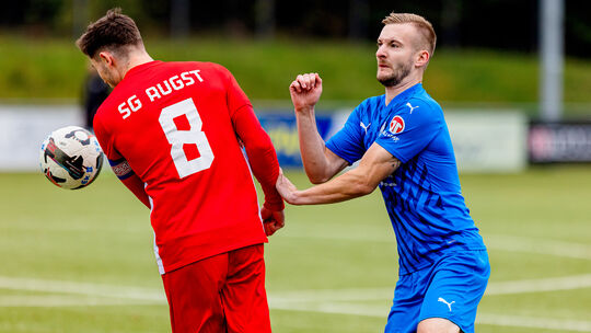Alex Auer (rechts) erzielte am Sonntag beim 4:3-Heimsieg gegen die SG Mülheim-Kärlich II einen Hattrick nach 1:3-Rückstand. Am S Alex Auer (rechts) erzielte am Sonntag beim 4:3-Heimsieg gegen die SG Mülheim-Kärlich II einen Hattrick nach 1:3-Rückstand. Am S