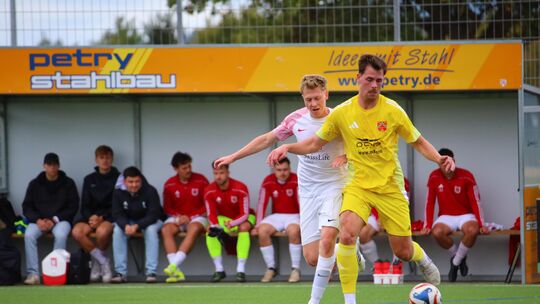 Auch die Unterstützung von Rheinlandliga-Stammkraft Jannik Auler (in Gelb) half dem TuS Kirchberg II nicht gegen den SV Strimmig Auch die Unterstützung von Rheinlandliga-Stammkraft Jannik Auler (in Gelb) half dem TuS Kirchberg II nicht gegen den SV Strimmig