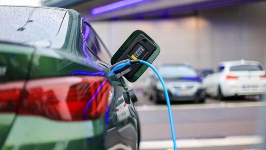 Elektroauto lädt an Ladesäule Elektroauto lädt an Ladesäule