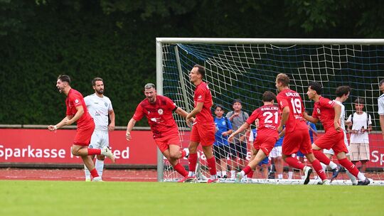 Wie hier im Spiel gegen Neuwied wollen die Fußballer der Reserve von Rot-Weiss Koblenz (rote Trikots) auch gegen die SG Maifeld- Wie hier im Spiel gegen Neuwied wollen die Fußballer der Reserve von Rot-Weiss Koblenz (rote Trikots) auch gegen die SG Maifeld-