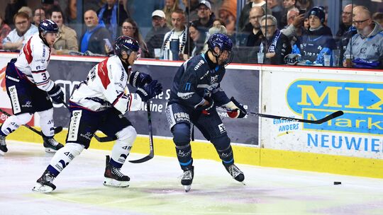 Mikka Dietzschold (hier in Blau im Heimspiel gegen die Hammer Eisbären) ist einer der acht Förderlizenzspieler des EHC Neuwied. Mikka Dietzschold (hier in Blau im Heimspiel gegen die Hammer Eisbären) ist einer der acht Förderlizenzspieler des EHC Neuwied.