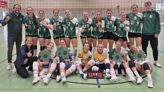 Strahlende Gesichter bei Trainer Simon Krippes (links), Co-Trainer Brandon Pfeiffer (rechts) und den Frauen der Westerwald Volle Strahlende Gesichter bei Trainer Simon Krippes (links), Co-Trainer Brandon Pfeiffer (rechts) und den Frauen der Westerwald Volle