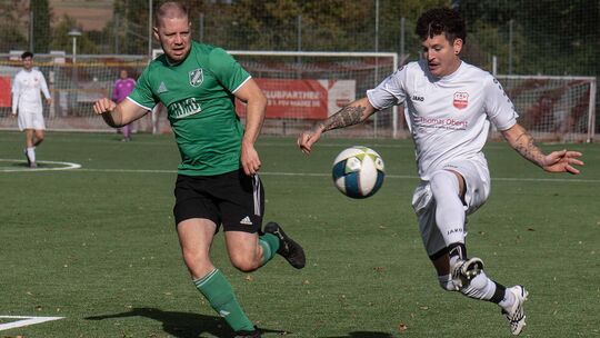 Auf dem Sprung: Der TSV Hargesheim (weiße Trikots) hat sich mit vier Siegen in Folge in der Tabelle nach oben gearbeitet. Auf dem Sprung: Der TSV Hargesheim (weiße Trikots) hat sich mit vier Siegen in Folge in der Tabelle nach oben gearbeitet.