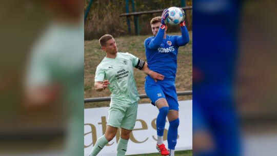 Die Nummer eins der SG Hüffelsheim: Tobias Edinger (rechts) hat sich im Torwart-Casting des Verbandsligisten durchgesetzt. Die Nummer eins der SG Hüffelsheim: Tobias Edinger (rechts) hat sich im Torwart-Casting des Verbandsligisten durchgesetzt.