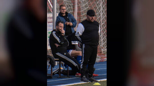 Aufmerksamer Beobachter am Spielfeldrand: Patrik Maaß (rechts) coacht den FC Schmittweiler seit Saisonbeginn. Links: Co-Trainer Aufmerksamer Beobachter am Spielfeldrand: Patrik Maaß (rechts) coacht den FC Schmittweiler seit Saisonbeginn. Links: Co-Trainer