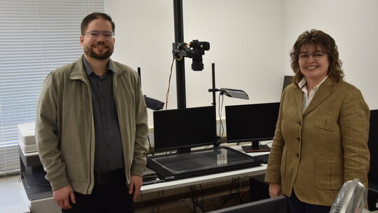 Dennis Röhrig und Melanie Leicher präsentieren den hochmodernen Dokumentenscanner. Dennis Röhrig und Melanie Leicher präsentieren den hochmodernen Dokumentenscanner.
